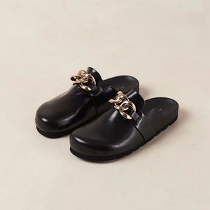 Aloha fireplace mule. Barely worn. Fits like 6.5/7